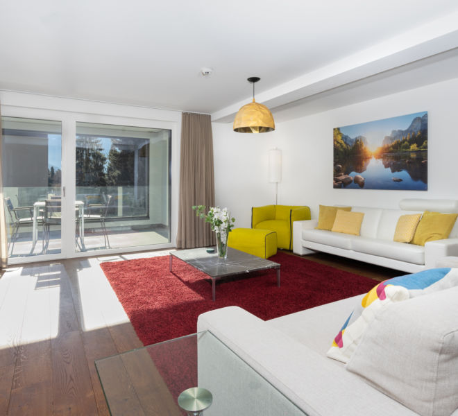 Geräumiges Wohnzimmer und Balkon im Interlaken Swiss Hotel Apartments