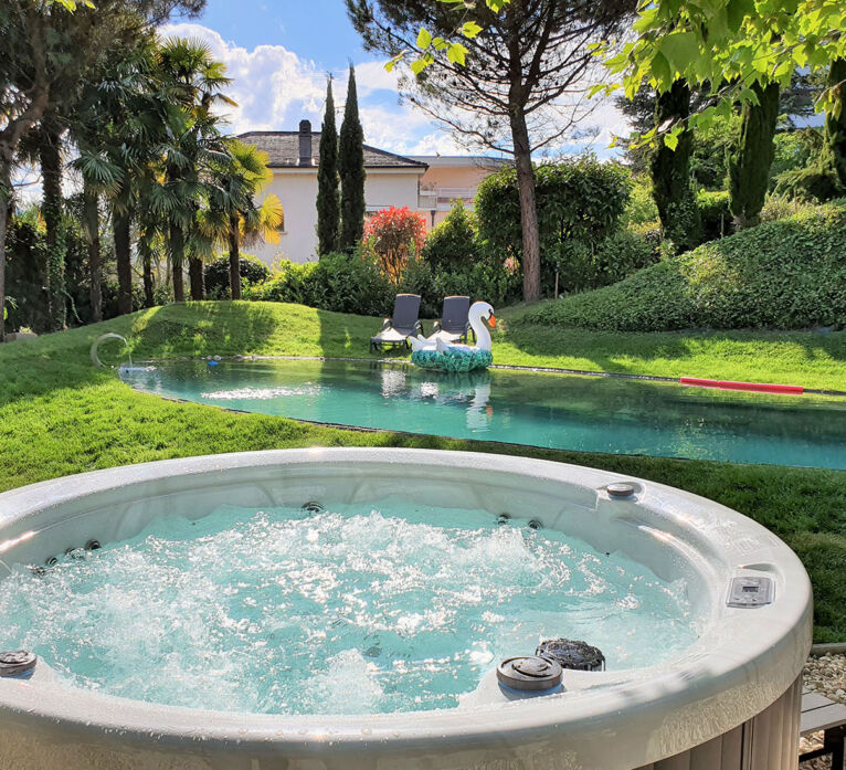 Jacuzzi y piscina al aire libre en Villa Rotana by Swiss Hotel Apartments