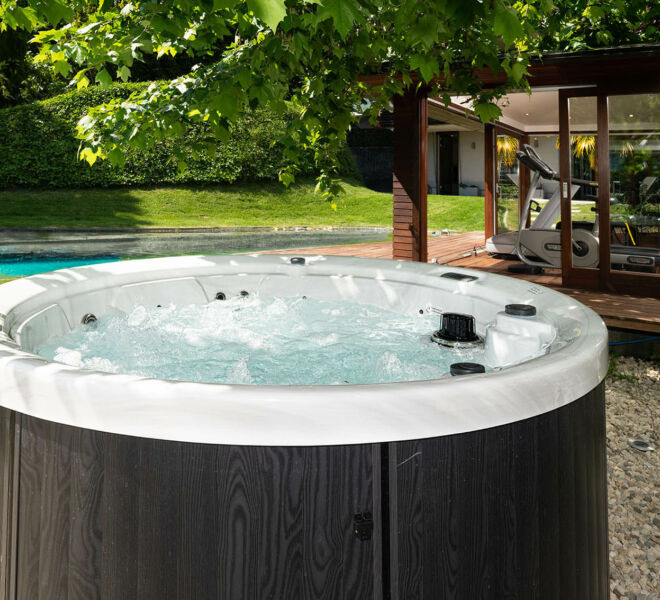 Jacuzzi exterior en Villa Rotana by Swiss Hotel Apartments