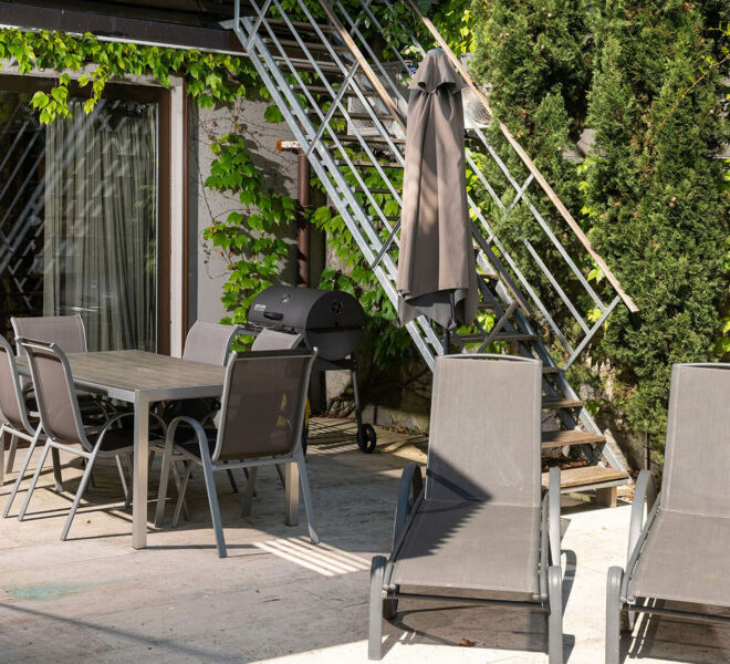 Terrasse und Liegestühle in der Villa Rotana by Swiss Hotel Apartments