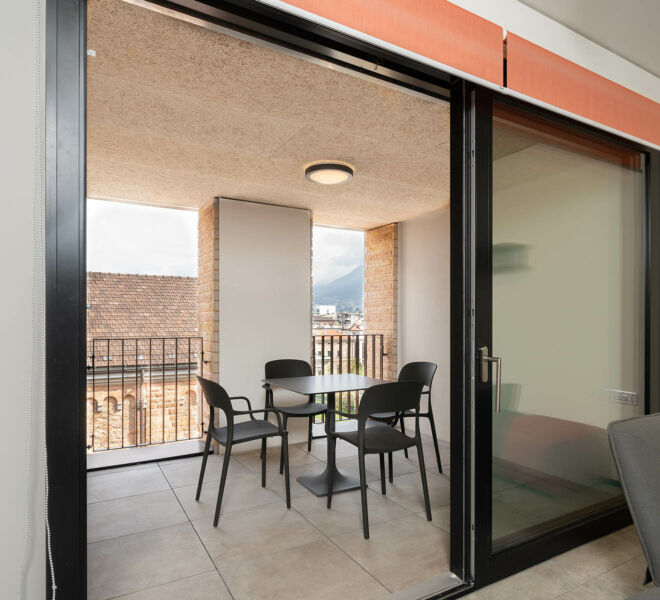 Salotto con balcone a Lugano Appartamento con due camere da letto Swiss Hotel Apartments