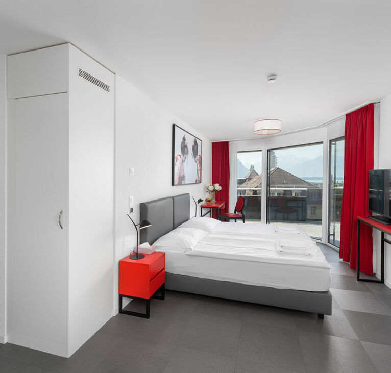 Lake-View-Suite-Freddie-Mercury-Swiss-Hotel-Apartments-02