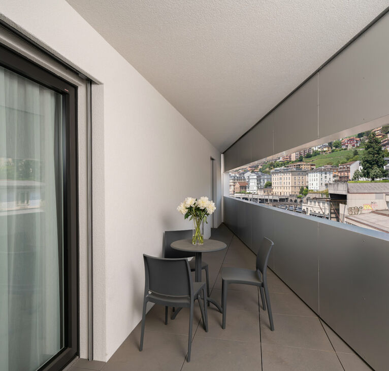 Quadrouple-Balcony-Freddie-Mercury-Swiss-Hotel-Apartments07