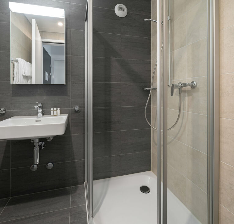Quadrouple-Bath-Freddie-Mercury-Swiss-Hotel-Apartments01
