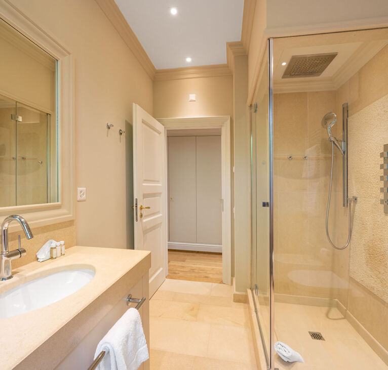 Four Bedroom Garden House Apartment