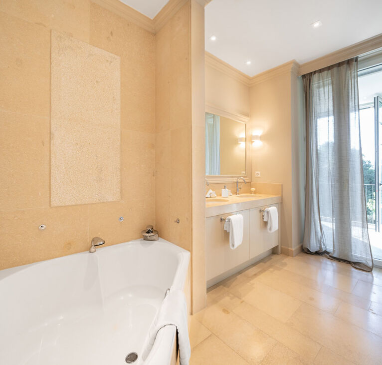Four Bedroom Garden House Apartment