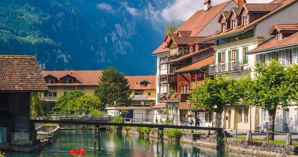 Interlaken-little-town-with-Thun-river