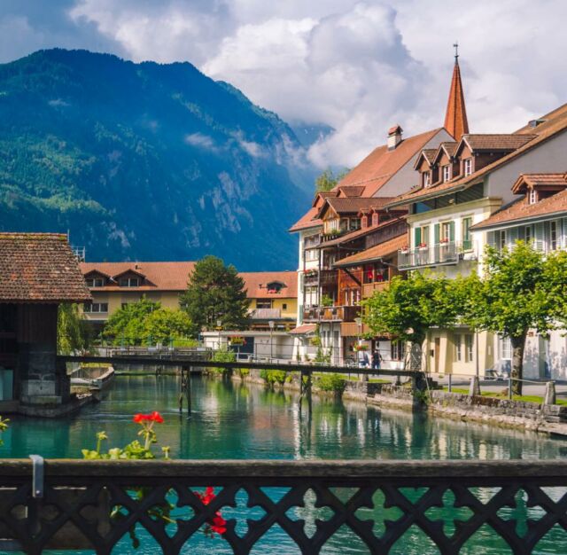 Interlaken-little-town-with-Thun-river