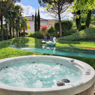 Jacuzzi et piscine extérieurs à la Villa Rotana by Swiss Hotel Apartments